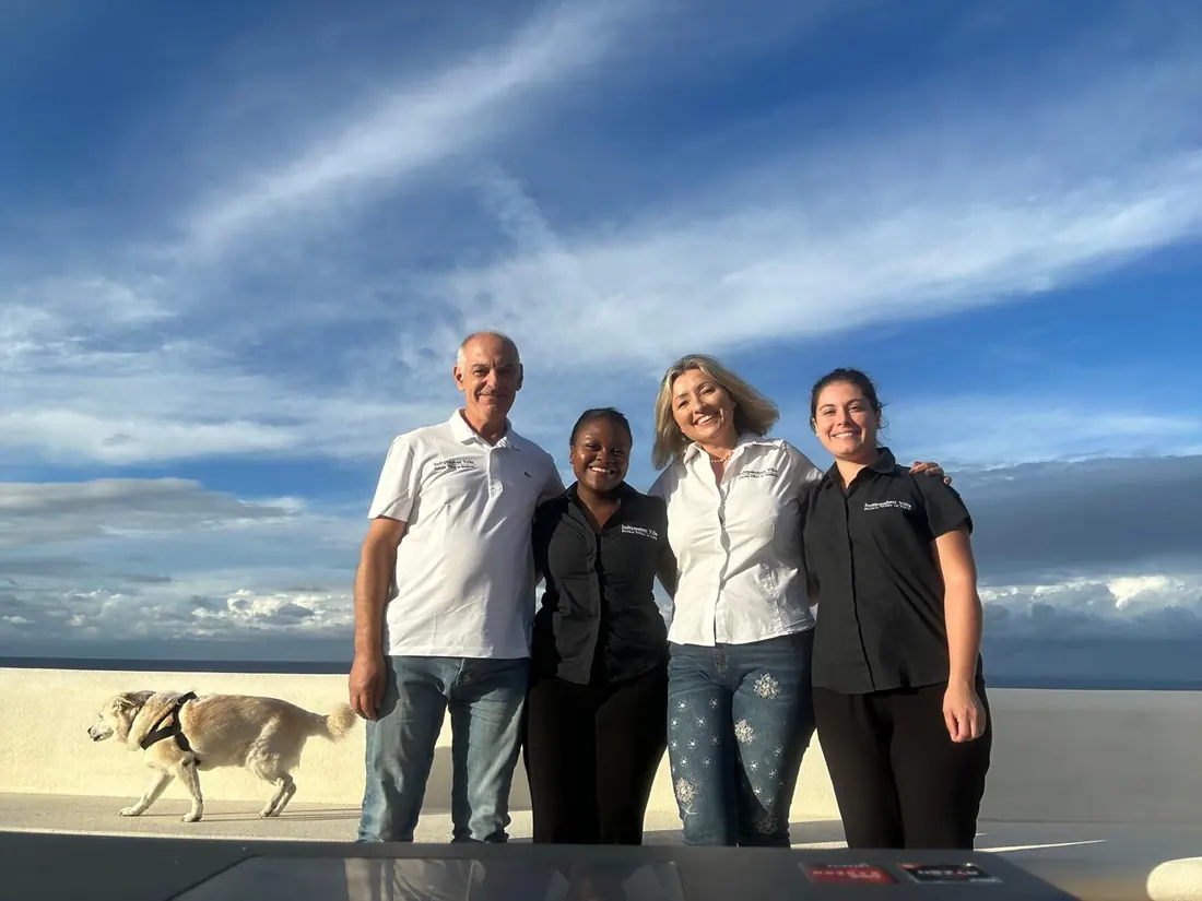 Il team Independent Villa a Portobello di Gallura