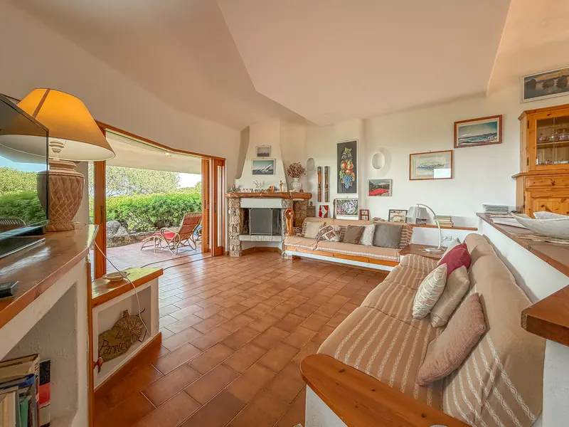 Villa Vita &mdash; soggiorno con camino aperto sul giardino