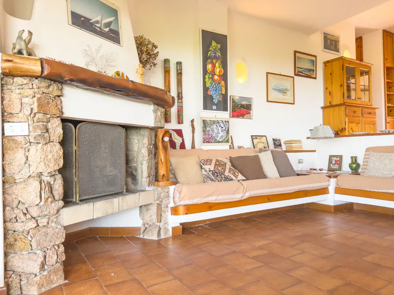 Villa Vita &mdash; soggiorno con camino in pietra